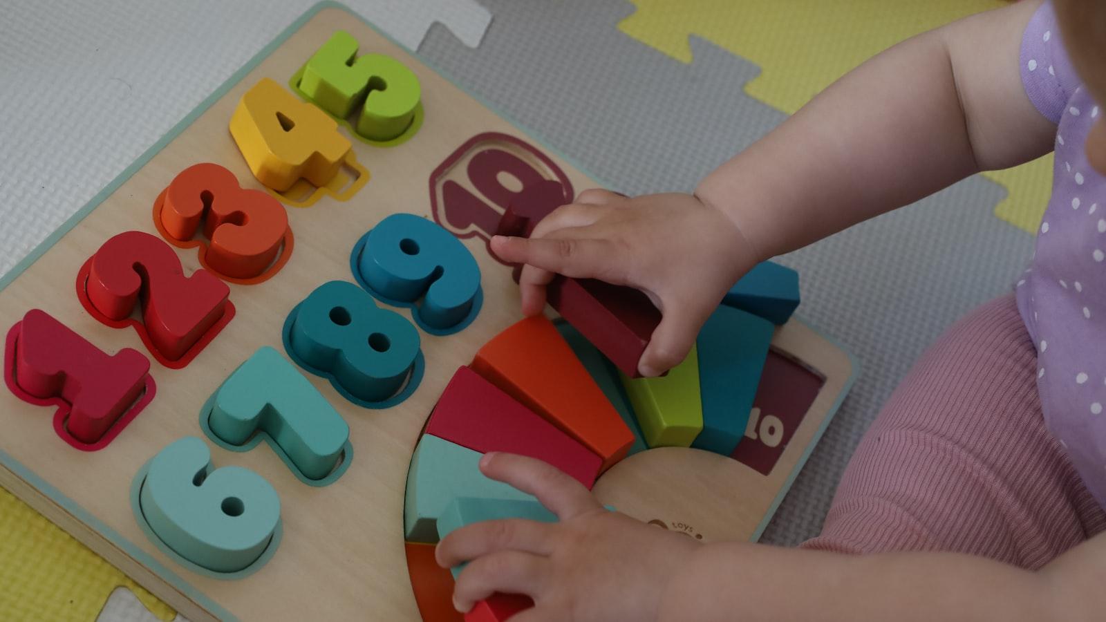 Edukacyjne zabawki ‍dla‍ rocznej dziewczynki – nasze⁢ propozycje